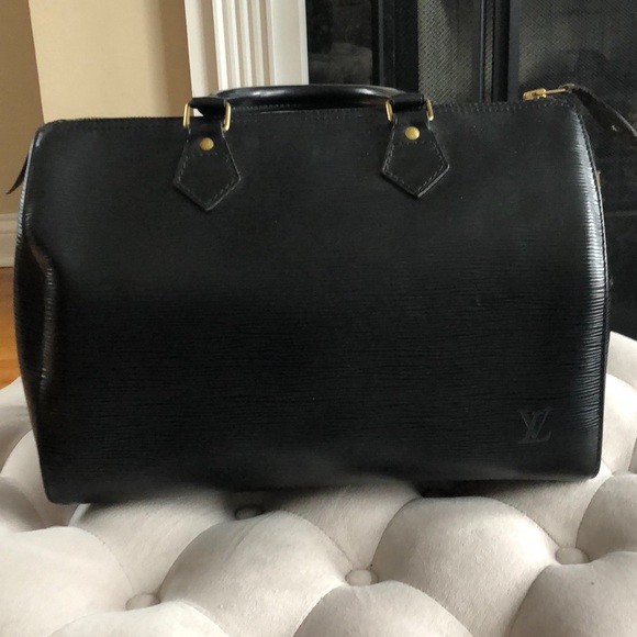 Black Leather Louis Vuitton EPI Speedy 40. - Picture 2 of 8